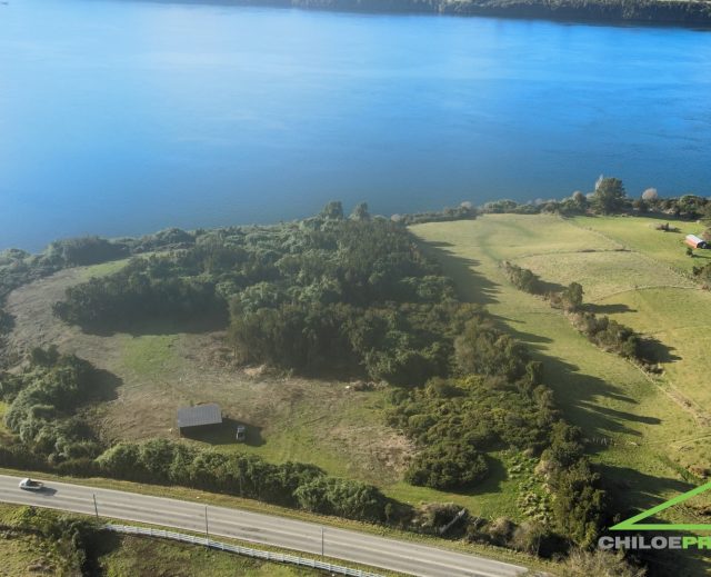 Terreno de 3 hectáreas en Pucatué, Chiloé, con 105 metros de borde mar