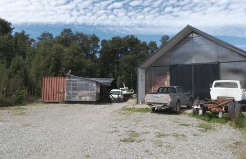 Terreno Industrial Ruta 5 de 1 Hectárea con Amplias Instalaciones – Sector Butalcura, Chiloé