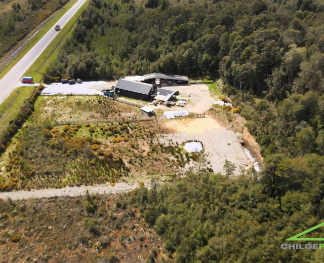 Terreno Industrial Ruta 5 de 1 Hectárea con Amplias Instalaciones – Sector Butalcura, Chiloé