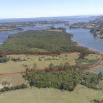 🌊 Campo borde mar en venta en Isla Mechuque – 4,5 hectáreas con casas y servicios